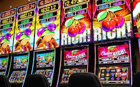 Featured games section displaying live football markets and casino games